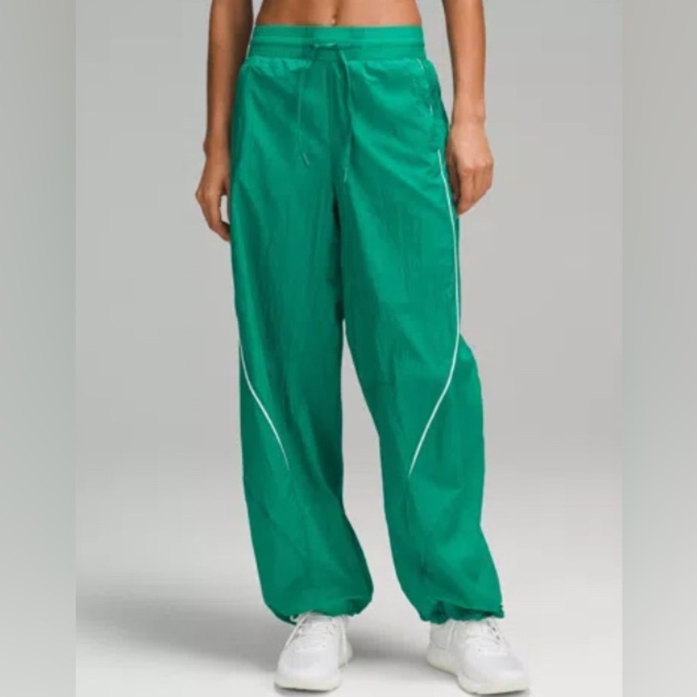 Lululemon License to train Mid-rise lightweight joggers in green